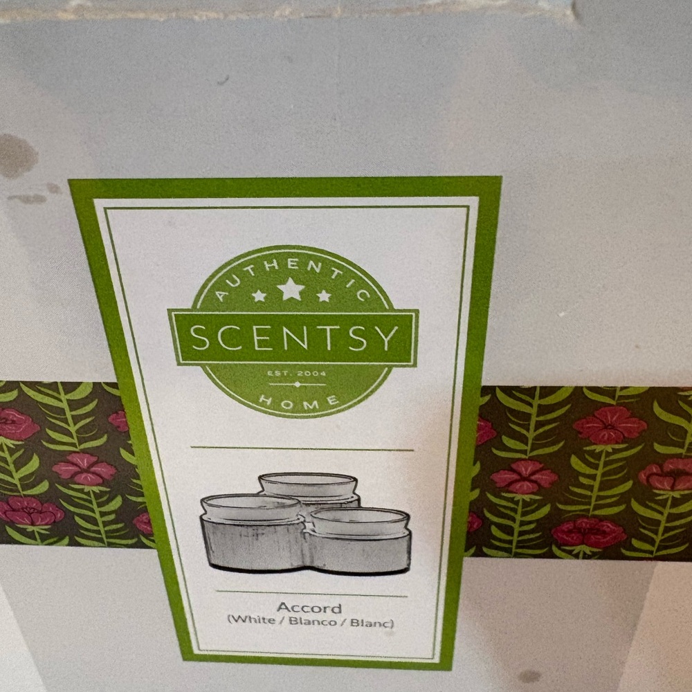 Scentsy White Accord Home Fragrance Set with Green Logo Accent